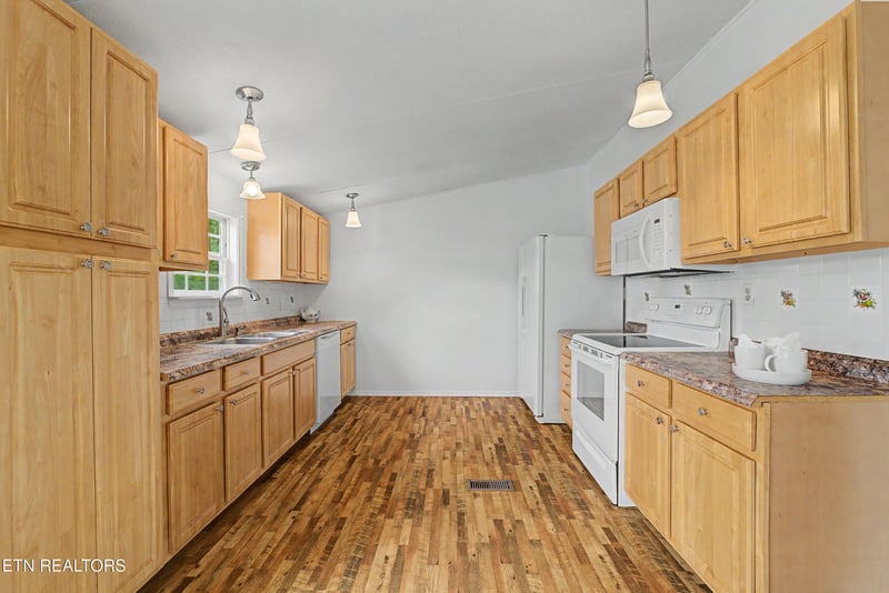 1561 Niles Ferry Rd, Madisonville, TN 37354