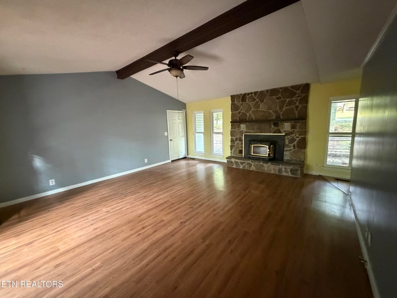 157 Lakeshire Dr, Crossville, TN 38558