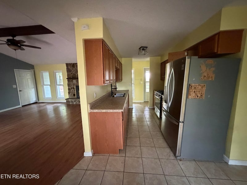 157 Lakeshire Dr, Crossville, TN 38558