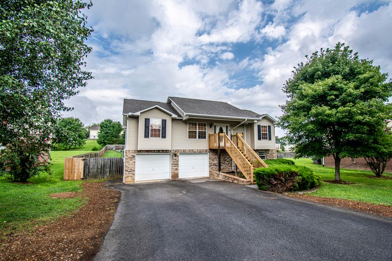 1573 Jasmine Tr, Sevierville, TN 37862