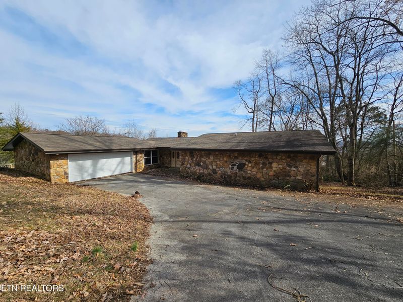 1581 Cordell Hull Dr, Morristown, TN 37814