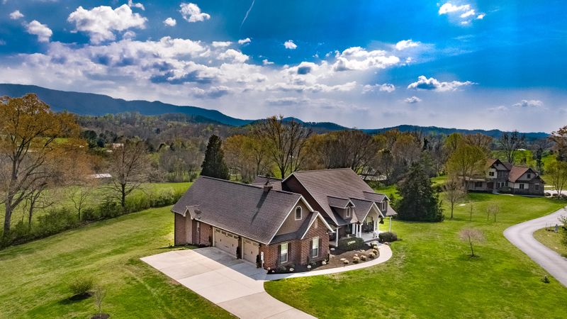 1581 Mint Meadows Dr, Maryville, TN 37803