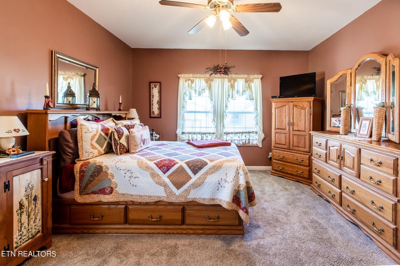 159 Austin Ln, Jacksboro, TN 37757