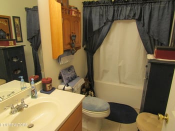 159 Austin Ln, Jacksboro, TN 37757