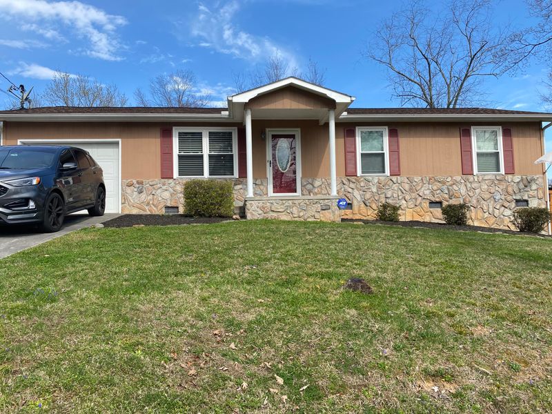 159 Finley Dr, Lenoir City, TN 37771