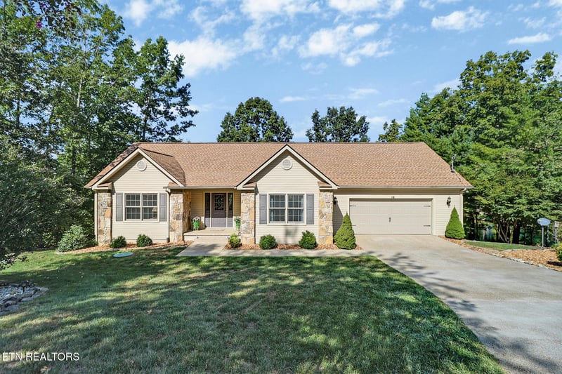 16 Needham Ter, Crossville, TN 38558