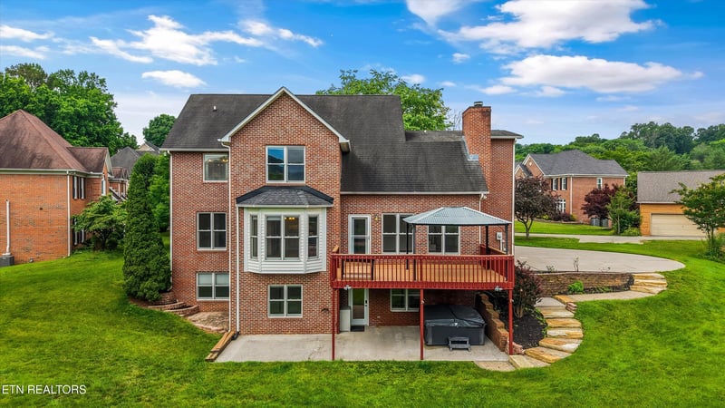 16 Radcliff Ter, Oak Ridge, TN 37830