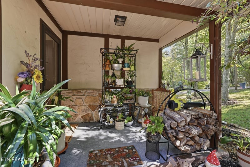 16 Sweetbriar Ct, Crossville, TN 38558