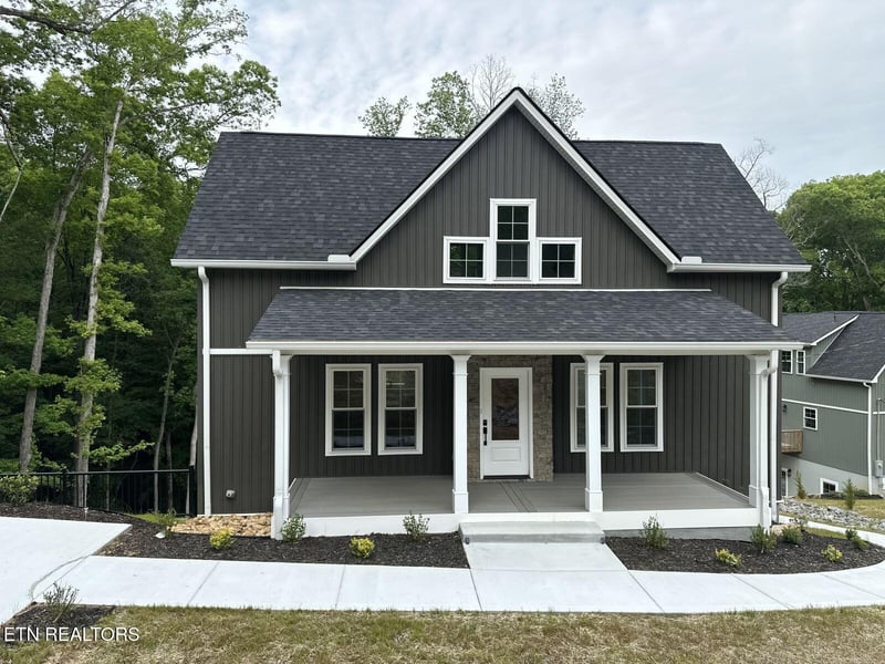 160 California Ave, Oak Ridge, TN 37830