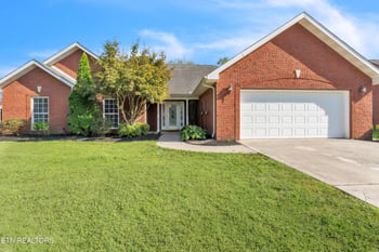 160 Edinburgh Dr, Lenoir City, TN 37771