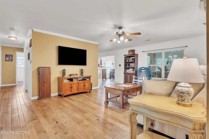 160 Edinburgh Dr, Lenoir City, TN 37771