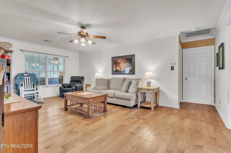 160 Edinburgh Dr, Lenoir City, TN 37771