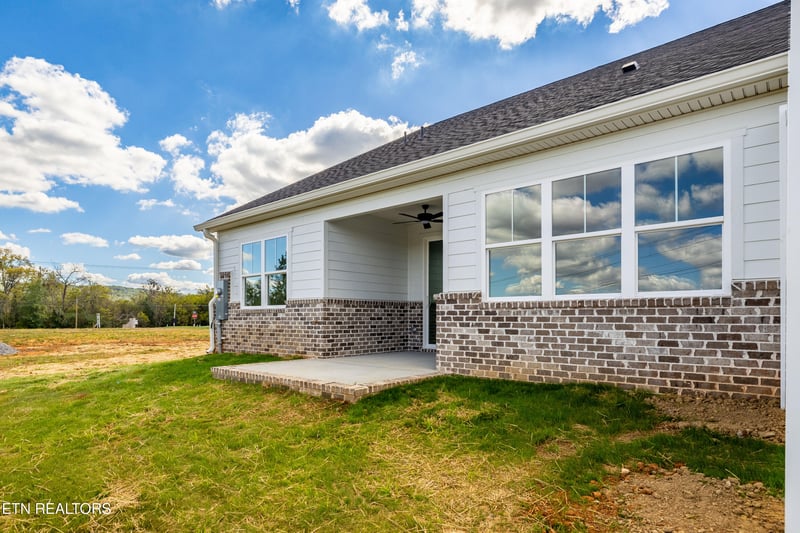 160 River Park Ln, Sweetwater, TN 37874