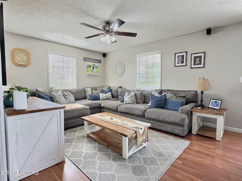 160 Stones Ln, Jacksboro, TN 37757