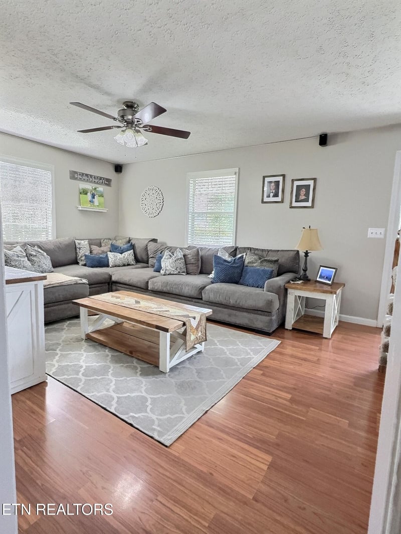 160 Stones Ln, Jacksboro, TN 37757