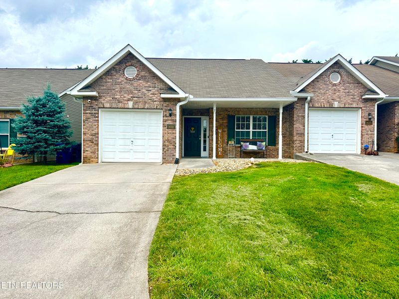 1601 Emerald Pointe Ln, Knoxville, TN 37918