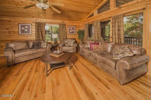 1604 Kissing Way, Sevierville, TN 37862