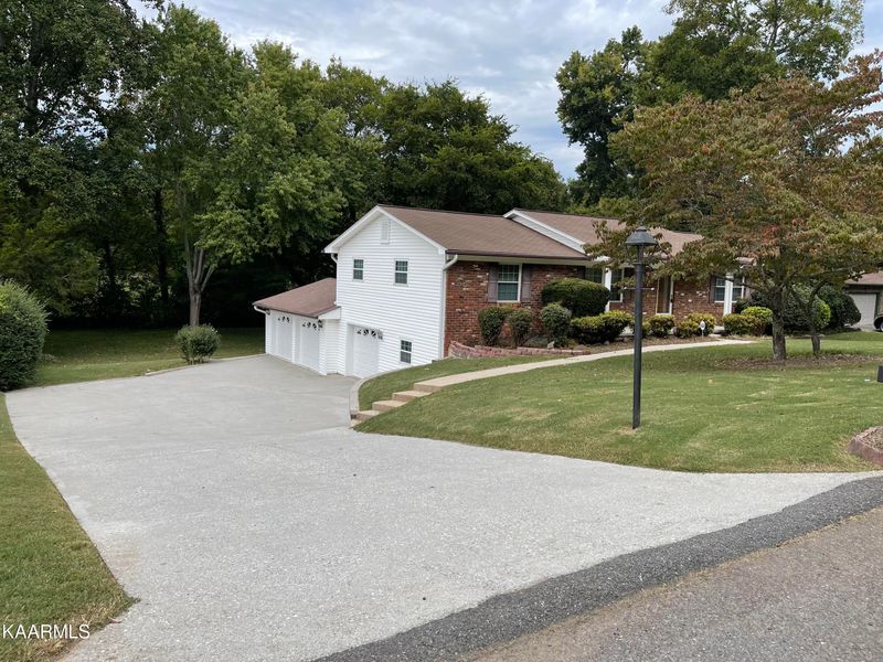 1605 Cherrybrook Dr, Knoxville, TN 37912