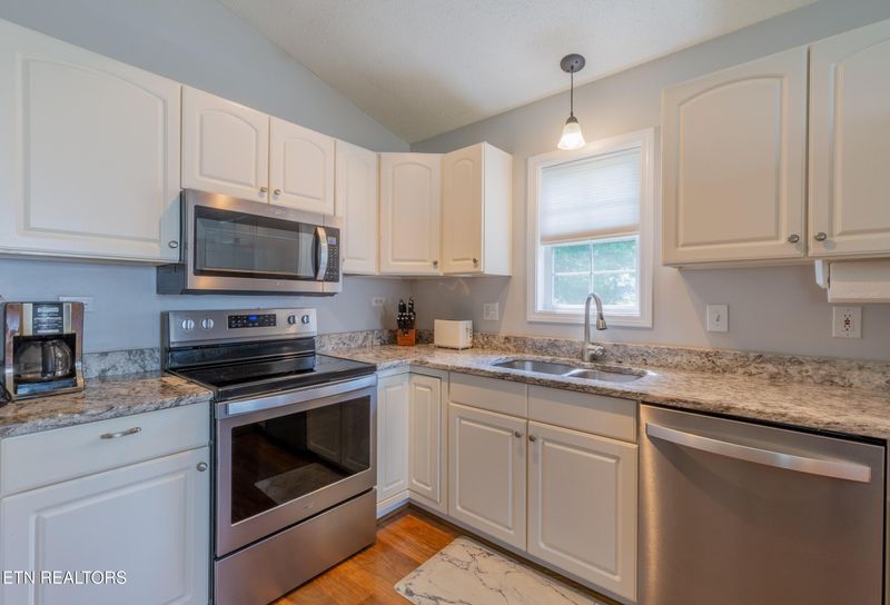 1605 Country Meadows Dr, Sevierville, TN 37862