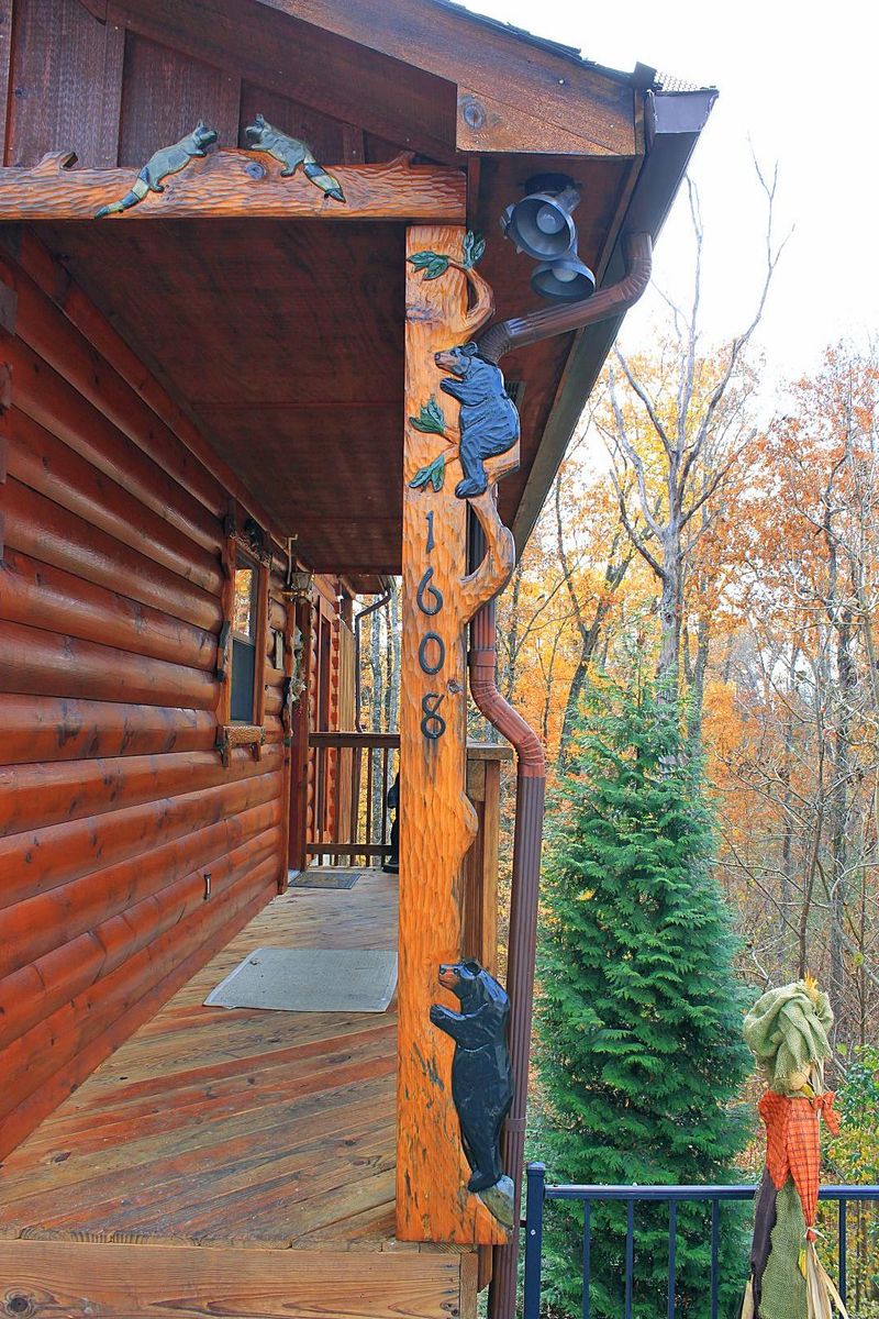 1608 Kissing Way, Sevierville, TN 37862