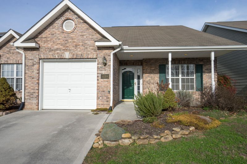 1609 Emerald Pointe Ln, Knoxville, TN 37918