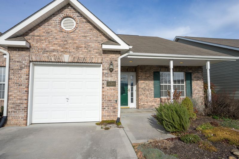 1609 Emerald Pointe Ln, Knoxville, TN 37918