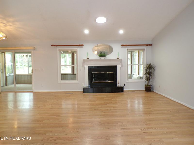 161 Cromwell Ln, Crossville, TN 38558