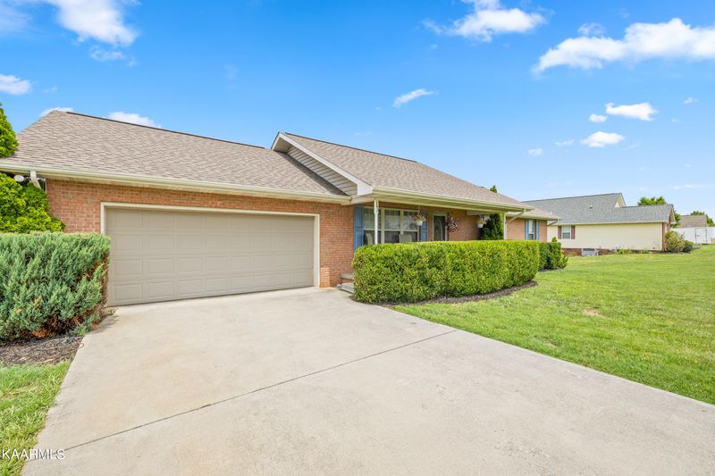 1613 Jasmine Trl, Sevierville, TN 37862