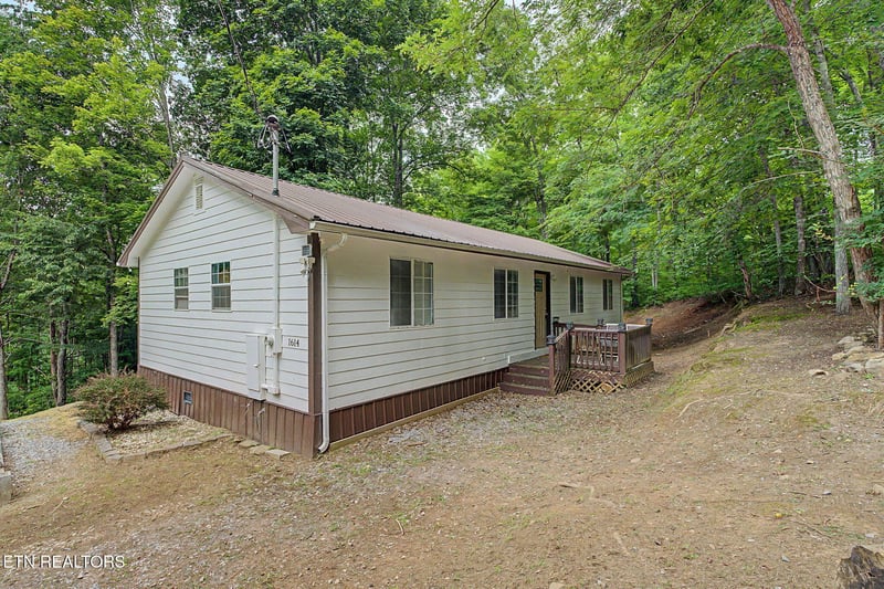1614 Dogwood St, Sevierville, TN 37876