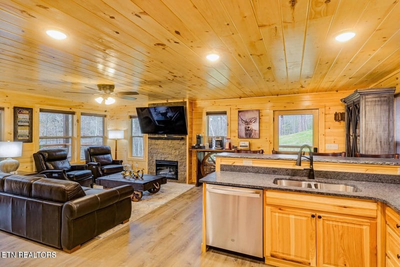 1614 Lake Dr, Gatlinburg, TN 37738