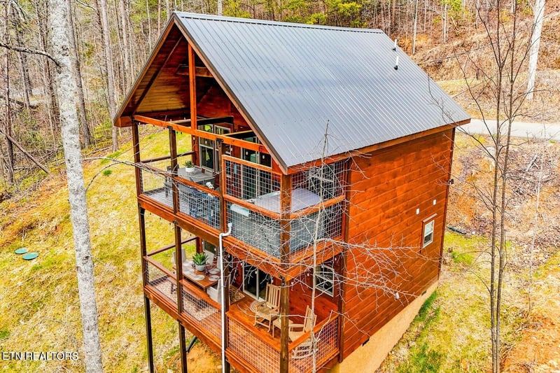 1614 Lake Dr, Gatlinburg, TN 37738