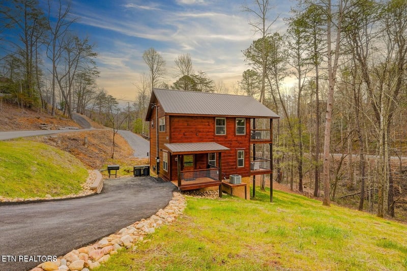 1614 Lake Dr, Gatlinburg, TN 37738