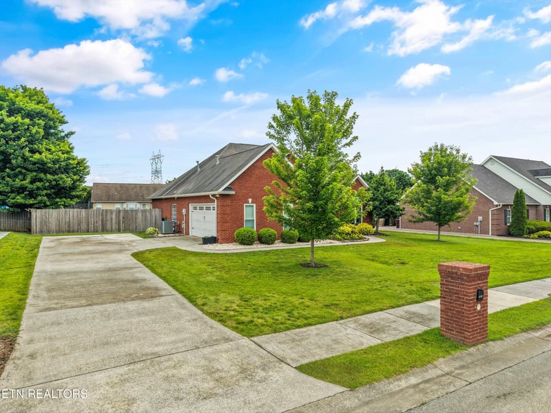 1614 Lindenhall Dr, Alcoa, TN 37701