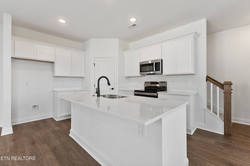 1616 Bennett Village Dr, Maryville, TN 37804