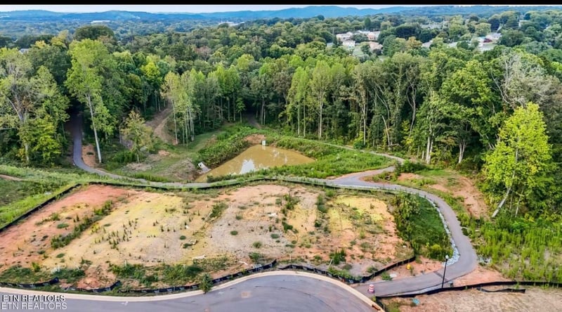 1617 Bennett Village Dr, Maryville, TN 37804
