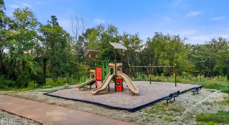 1617 Bennett Village Dr, Maryville, TN 37804
