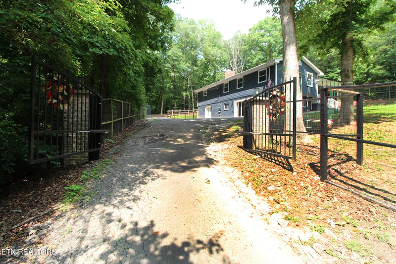 1617 N Campbell Station Rd, Knoxville, TN 37932