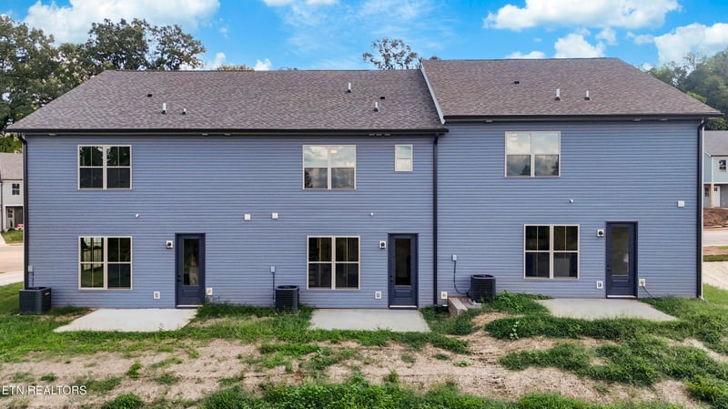 1618 Bennett Village Dr, Maryville, TN 37804