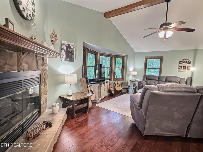 162 Mineral Springs Ln, Jacksboro, TN 37757