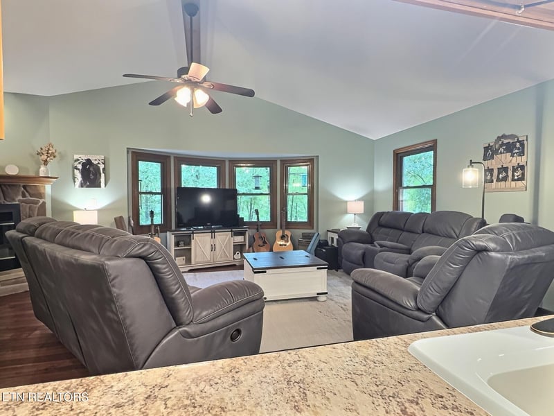 162 Mineral Springs Ln, Jacksboro, TN 37757