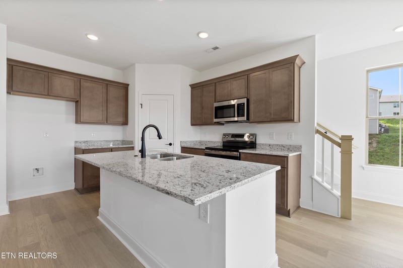 1620 Bennett Village Dr, Maryville, TN 37804