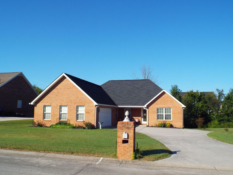 1621 Linden Hall Dr, Alcoa, TN 37701