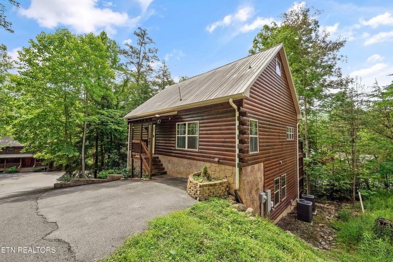 1622 Misty Hollow Way, Gatlinburg, TN 37738