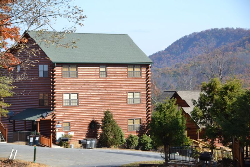 1627 Kissing Way, Sevierville, TN 37862