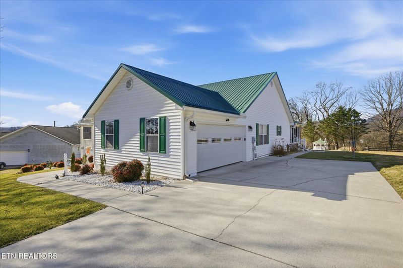 163 Matthew Ln, Lafollette, TN 37766