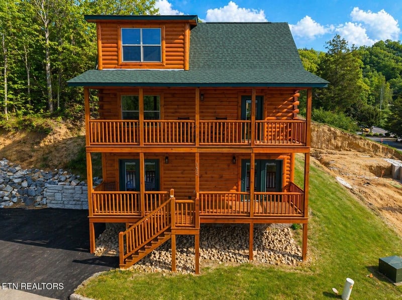1632 Mountain Lodge Way, Pigeon Forge, TN 37862