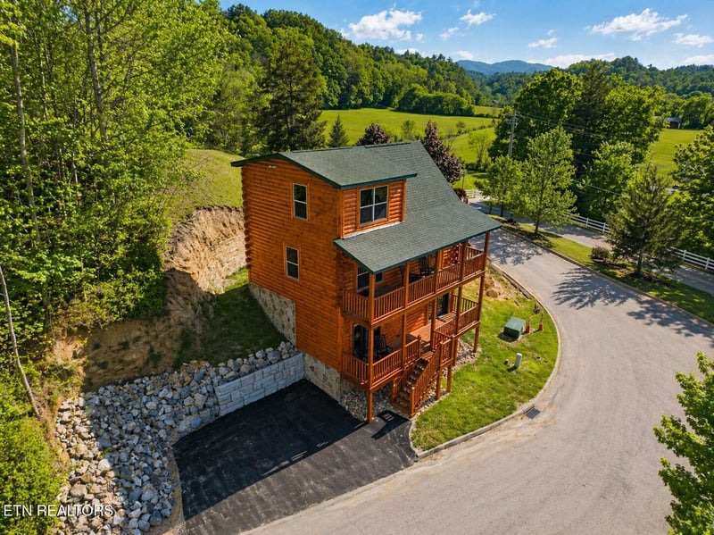 1632 Mountain Lodge Way, Pigeon Forge, TN 37862