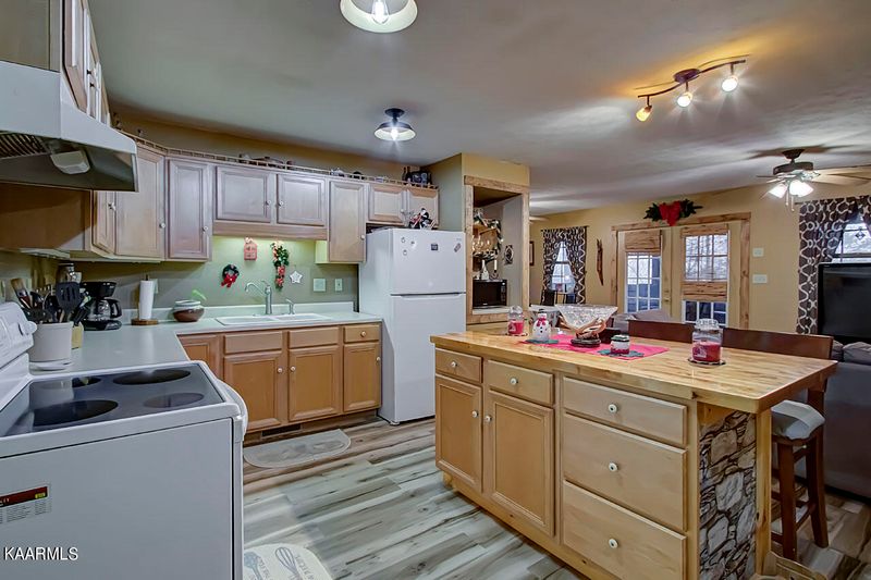1635 S Mountain View Rd, Sevierville, TN 37876