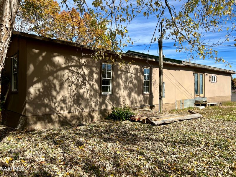 164 Crestview Ln, Jacksboro, TN 37757
