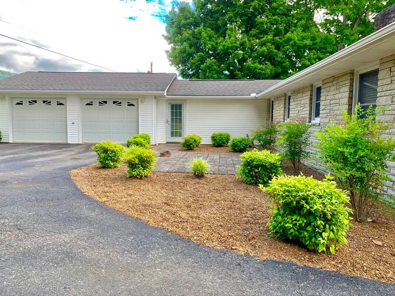 164 John Dossett Ln, Lafollette, TN 37766
